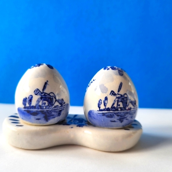 60th Vintage  Delft Blue Holland egg-shaped salt and pepper shackers with tray - Picture 3 of 7